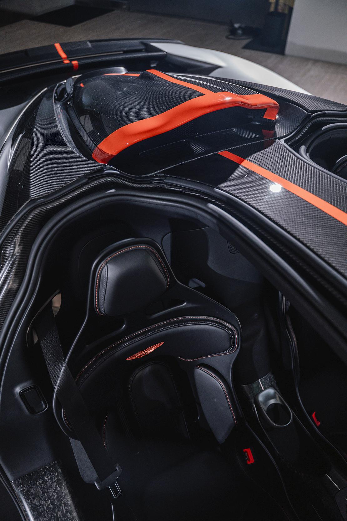 astonmartin 251219 14 W1110